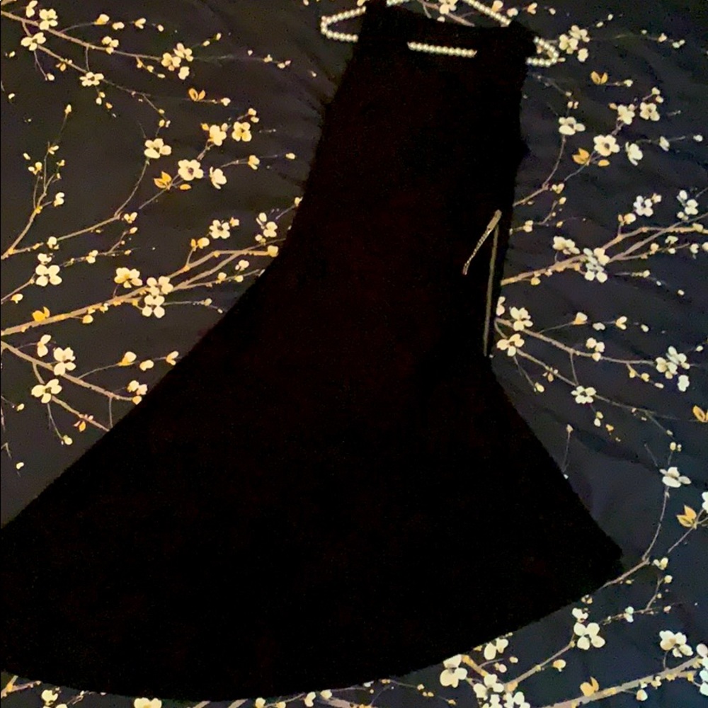 Sleeveless cocktail dress with side zipper accent